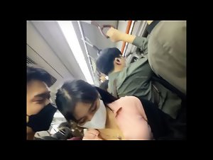 지하철 분홍티 검은 치마녀
