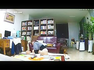 누워있는 시아버지에게 최선을 다해주는 며느리