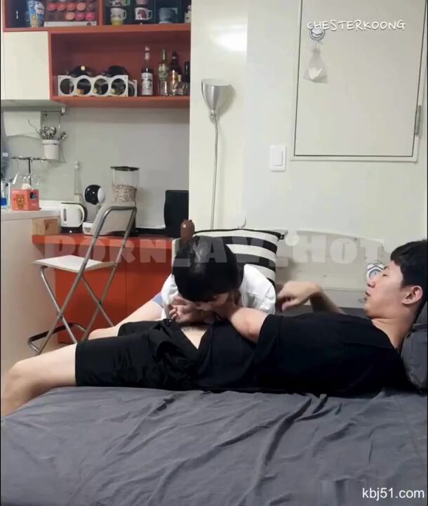 목으로 꿀떡꿀떡 넘겨주는 여자