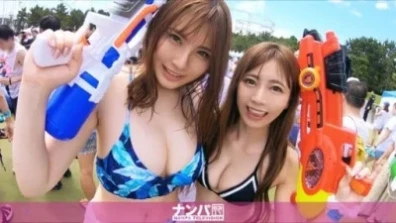 ファ ● ファ ● スプラッシュナンパ！ 某テーマパークで行われたフェスで見つけた水着美女二人組！会場の熱気でテンション MAX だったからすんなりお持ち帰り成功！一人がトイレに立っている間にもう一人を二人がかりでエッチなイタズラを仕掛け、その勢いで 4P 開始 ♪