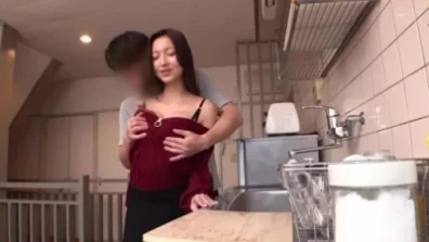 매혹적인 날씬한 유부녀의 비디오