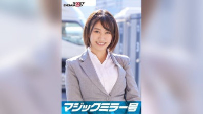 在頂級公司工作的精英白領[Momo]在《魔鏡特刊》上接受采訪，並以“內衣製造商監測調查”為標題，坐立不安地擺弄著自己的裸露乳房。 ，你不會沒想到她看似天真無邪的樣子！她敏感美麗的乳房被按摩，她以強烈的活塞射精！