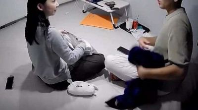 사적인 공공장소에서 연애하는 커플