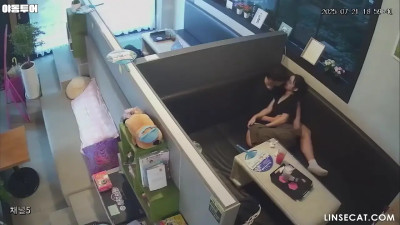[신작] 한 대담한 커플이 만화책 테마 카페의 개인실에서 두 번이나 사랑을 나눴다. 여자의 신음 소리가 너무 커서 옆방에 있던 남자가 몰래 korean porn vip ipcam