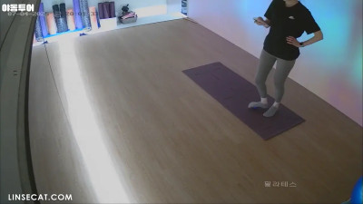 [신작] 소녀들이 몸에 딱 달라붙는 바지를 입고 스트레칭을 하고 있는데, 바지 사이로 민망한 부위가 적나라하게 드러나 있다 korean porn vip ipcam